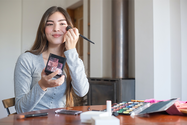 TikTok因独特的推荐算法成为美妆个护品牌营销的新阵地。面对众多的竞争对手，品牌商不妨通过优化美妆选品策略，建立品牌特色，打开海外市场。